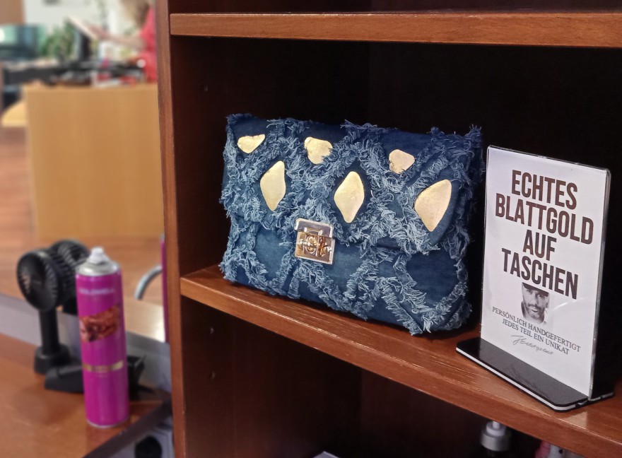 Julian Echtgoldt Real Leaf Gold on fabrics and clutch on www.echtgoldt.com Damentaschen Ausgehtaschen