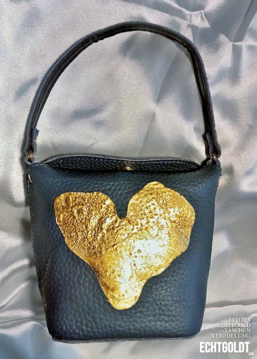 Julian Echtgoldt Real Leaf Gold on fabrics and clutch on www.echtgoldt.com Damentaschen Ausgehtaschen